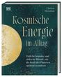 „Kosmische Energie im Alltag“ von Clarisse Monahan. Grüner Hintergrund, goldfarbene Akzente und ein Logo oben links.