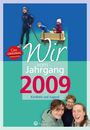 Text: "Wir vom Jahrgang 2009 - Kindheit und Jugend", "Das Original". Oben Kinder im Bollerwagen, unten lachende Jugendliche.