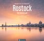 Text: "Ronny Blohm (Fotos) | Dörte Rahming (Texte) Rostock Die Hansestadt deutsch english français." 
Darunter eine Skyline bei Sonnenuntergang.