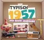 "TYPISCH 1957 DER BESTE JAHRGANG" in einer Kiste mit Kreisel, Foto, Spielzeuglok, Radio, Roller.