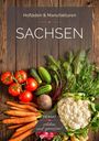 "Hofläden & Manufakturen SACHSEN" auf Holzhintergrund. Darunter frisches Gemüse wie Tomaten, Gurken und Karotten.