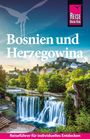 "Bosnien und Herzegowina" und "Reiseführer für individuelles Entdecken". Wasserfall, Bäume, Gebäude im Hintergrund.