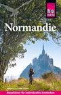 „Normandie“, „Barbara und Hans Otzen“, „Reiseführer für individuelles Entdecken“. Ein Radfahrer auf einem Pfad vor einer Abtei.