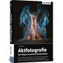 Text: Aktfotografie, Der Weg zu kreativen Kunstwerken. Judith Geiser. Bild zeigt eine dynamische Figur mit blauem Schleier.