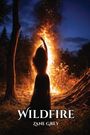 „WILDFIRE“ und „ZANE GREY“. Eine Frau steht mit erhobenen Armen vor einem großen lodernden Feuer im Wald.