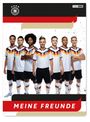 "MEINE FREUNDE". Sieben Männer in Fußballtrikots posieren, oben ein Logo des Deutschen Fußball-Bundes.