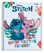 "Stitch", "MEINE ERSTEN FREUNDE". Zwei bunte Figuren, blauer und rosa Alien, umarmen sich fröhlich vor tropischem Hintergrund.