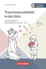"Traumasensibilität in der Kita" mit Illustration von kniender Person vor Kind, das eine Blume hält.