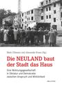 Maik Ullmann und Alexander Kraus (Hg.). Die NEULAND baut der Stadt das Haus. Foto einer Gruppe Menschen vor halbfertigem Gebäude.