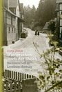Titel: Wiedersehen nach der Shoah. Historische Dorfstraße mit Fachwerkhäusern, zwei Personen gehen eine Straße entlang.
