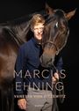 Text: "MARCUS EHNING, VANESSA VON ZITZEWITZ, KLARTEXT." Ein Mann in dunkler Kleidung lehnt an einem großen braunen Pferd.