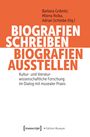 Großer Text: "BIOGRAFIEN SCHREIBEN BIOGRAFIEN AUSSTELLEN". Namen: Barbara Gribnitz, Milena Rolka, Adrian Schliebe.