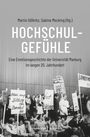 „Hochschulgefühle“ von Martin Göllnitz und Sabine Mecking. Historisches Schwarz-Weiß-Foto mit Protestierenden und Schildern.