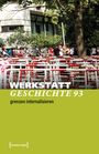 Titel: "WERKSTATT GESCHICHTE 93: grenzen internalisieren". Menschen bei einer Veranstaltung vor einem modernen Gebäude.