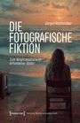 „DIE FOTOGRAFISCHE FIKTION“, Jürgen Riethmüller, Frau von hinten sieht Sonnenuntergang am Meer, Fernseher links.