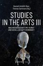 Text: "Studies in the Arts III: Was Wissenschaft mit Kunst und Gesellschaft verbindet." Eis umhüllt eine Pflanze auf dunklem Grund.