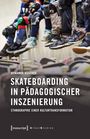 „Skateboarding in pädagogischer Inszenierung“ von Benjamin Büscher. Kinderbeine mit Schutzausrüstung auf Skateboards.