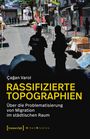 Buchtitel: "Rassifizierte Topographien" von Çağan Varol. Zwei Polizisten auf einer belebten Stadtstraße. Schilder und Flaggen.