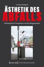 „Ästhetik des Abfalls“ in roter und weißer Schrift, darunter ein Mülleimer mit umherfliegendem Müll auf grauem Hintergrund.