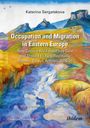 „Occupation and Migration in Eastern Europe“ von Katerina Sergatskova; farbenfrohe Hügellandschaft mit abstrakten Formen.