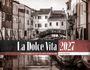 La Dolce Vita 2027. Vom Zauber italienischer Lebensart. Ein Kanal mit Booten, umgeben von alten Gebäuden und einer Brücke.