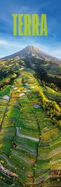 Text: "TERRA 2027." Darstellung: Eine malerische Landschaft mit gestuften Feldern und einem majestätischen Berg im Hintergrund.