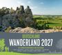 Deutschland Wanderland 2027. Die schönsten Wanderwege. Bild: Felsen, Bäume, Panorama einer grünen Landschaft.