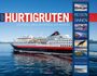 2027 HURTIGRUTEN, unterwegs zwischen Bergen und Kirkenes. "Reisen mit allen Sinnen" zeigt ein großes Kreuzfahrtschiff auf See.