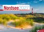 "Nordsee 2027: Von Ostfriesland bis nach Sylt." Ein Leuchtturm in Dünenlandschaft unter blauem Himmel.