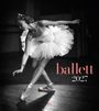 Text: "ballett 2027". Eine Ballerina in einem klassischen Tutu macht eine elegante Pose auf dem Parkettboden.