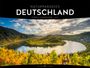 "NATURPARADIES DEUTSCHLAND" oben geschrieben, unten Landschaft mit Weinbergen, Fluss und Hügeln bei Sonnenschein.