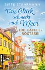 "Das Glück schmeckt nach Meer. Die Kaffeerösterei. Roman. Bunte Gasse mit gelben und roten Häusern, Blumenterrasse."