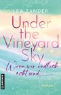 "Lea Zander, Under the Vineyard Sky, Wenn wir endlich echt sind, Roman." Sanftes Pastell, Blätter als Dekor.