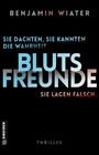 "Bluetöne dominieren, vor schwarzem Hintergrund steht: 'BLUTSFREUNDE.' Kleines Logo unten links."