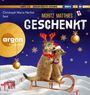 "Christoph Maria Herbst liest - Moritz Matthies: Geschenkt. Zwei Erdmännchen mit Schlitten im Schnee, weihnachtlich geschmückt."