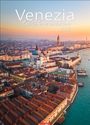 "Venezia La Serenissima 2027" steht oben. Zu sehen ist eine Luftaufnahme von Venedig in warmen, weichen Farben.