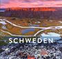 „SCHWEDEN“, „LICHT UND WASSER“, „2024“, „WEINGARTEN“. Weite Landschaft mit Seen, Flüssen und einem roten Gebirge bei Sonnenuntergang.