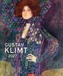 Texte: "GUSTAV KLIMT 2027". Eine Frau in leuchtendem, detailreichem Kleid vor abstraktem Muster.