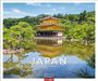 "JAPAN LAND DER KONTRASTE 2027". Im Hintergrund ein goldener Tempel an einem See, umgeben von Bäumen.