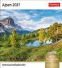 "Alpen 2027", "Harenberg". Bild: Alpenlandschaft mit Bergen, Bäumen, klarem Himmel und einem Teich.