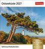 „Ostseeküste 2027“, „Sehnsuchtskalender“, „Mit 53 Postkarten“. Küstenlandschaft mit Baum und Leuchtturm.