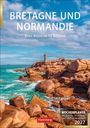 „Bretagne und Normandie: Eine Reise in 53 Bildern“. Küstenlandschaft mit Leuchtturm, Meer und Felsen.