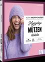 „Kleine kreative Auszeit: Hyggelige Mützen häkeln. 20 Projekte für die ganze Familie.“ Eine Frau in lila Kleidung lächelt.