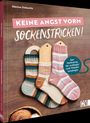 „KEINE ANGST VORM SOCKENSTRICKEN! Der Workshop für Anfänger und Wiedereinsteiger.“ Drei gestrickte Socken auf Holz.
