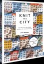 „KNIT THE CITY: Gestrickte Decken & Kissen mit Hausfassaden.“ Bunte Strickdecken zeigen Hausmuster.
