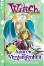 „Spuren der Vergangenheit“ steht über einer Illustration zweier Figuren. Eine hält ein leuchtendes Objekt, umgeben von Magie.