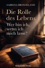 "Die Rolle des Lebens. Wer bin ich, wenn ich mich lasse?" Oben ein Fenster, Sonnenstrahlen beleuchten einen blauen Buchdeckel auf Holztisch.