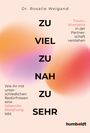 „ZU VIEL, ZU NAH, ZU SEHR“ in kräftiger Schrift. Farbverlauf in Orange, Rosa und Creme im Hintergrund.