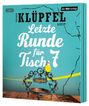 Text: "Volker Klüpfel liest Letzte Runde für Tisch 7". Illustratives Cover mit blauem Hintergrund, Vogel auf Metallgestell.