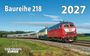 „Baureihe 218“, „2027“. Eine rote Lokomotive zieht lange Reisezugwagen durch grüne Landschaft.